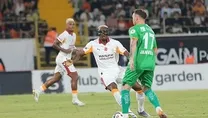 Dış sahada durmuyor