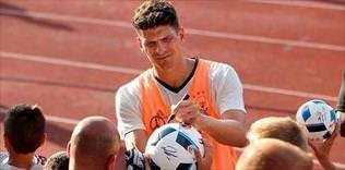 Gomez imzalıyor