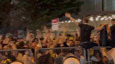 Aziz Yıldırım'ı destekleyenler zaferi böyle kutladı!