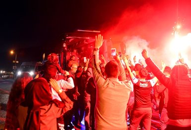 Beşiktaş meşalelerle karşılandı