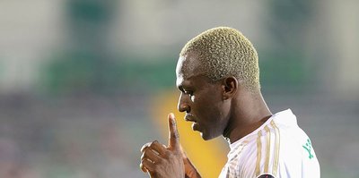 Sivasspor'un yıldızı Arouna Kone kulübede boş durmuyoru