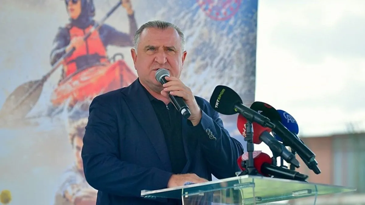 Gençlik ve Spor Bakanı Osman Aşkın Bak'tan milli para yüzücülere tebrik!