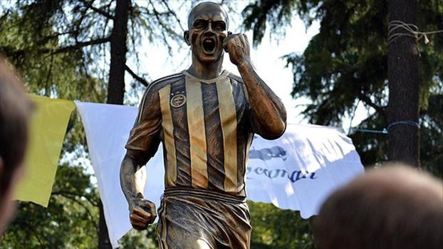 Fenerbahçe'nin efsanesi Alex'in heykeline araba çarptı #