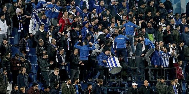 Kasımpaşa taraftarından ‘Fikret Orman’ göndermesi