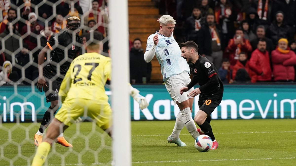 GALATASARAY HABERİ | Mertens'in penaltı pozisyonu ile ilgili 2 flaş iddia! VAR'ın önerisi... GALATASARAY HABERİ | Mertens'in penaltı pozisyonu ile ilgili 2 flaş iddia! VAR'ın önerisi...
