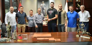 Kazandıkları kupayı Başkan Ataç’a getirdiler