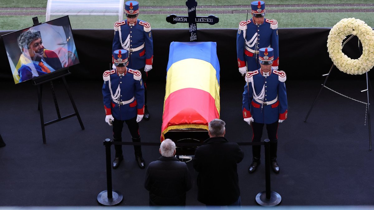 Mircea Lucescu'ya veda... Efsane teknik adam, Romanya'da son yolculuğuna uğurlandı