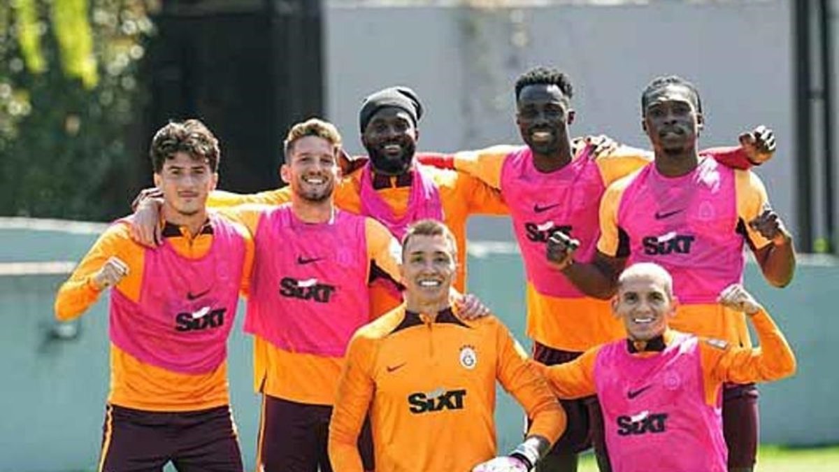 Galatasaraylı oyuncular ve teknik direktör Okan Buruk'tan bayram mesajı!