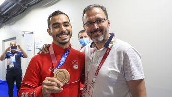 Bakan Kasapoğlu, milli jimnastikçi Ferhat Arıcan'ı tebrik etti