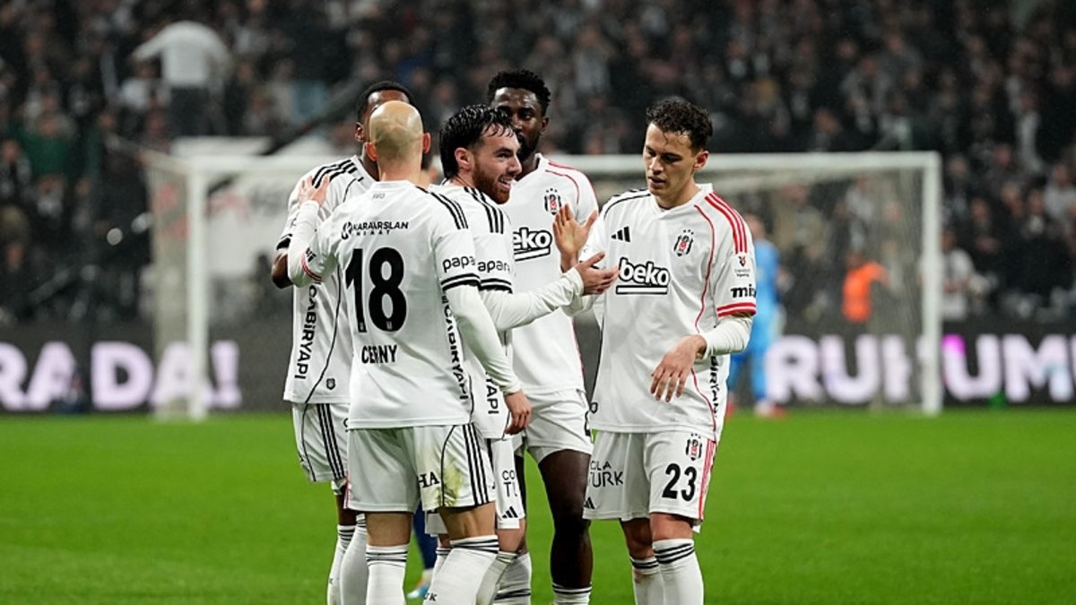 Spor yazarlarından Beşiktaş-Kasımpaşa sonrası flaş sözler! "Bayram şekeri"