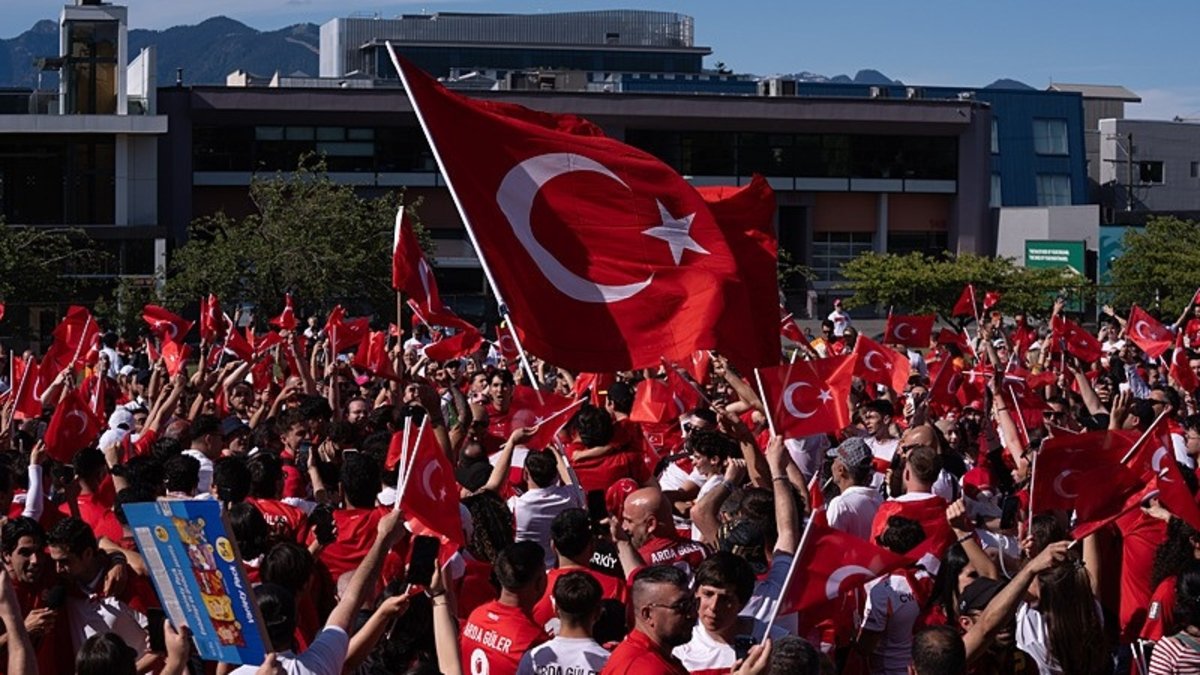 Vancouver'da taraftarlarımız milli maç öncesinde Filistin'i unutmadı!