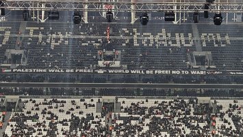 Beşiktaş tribünlerinden Filistin pankartı!