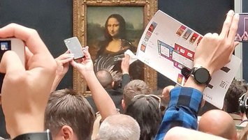 Mona Lisa tablosuna pastalı saldırı!