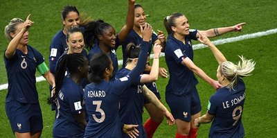 Hosts France reach last 8