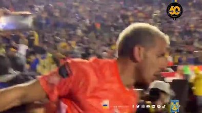 Hayali gerçek oldu! Kaleci öyle bir gol attı ki...