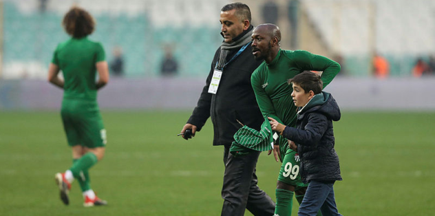 Bursa'da sahaya giren küçük taraftarı Traore "yakaladı"