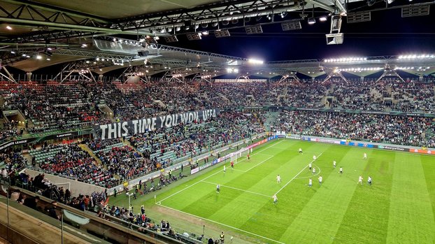 Legia Varşova taraftarlarından UEFA'ya olay pankart!