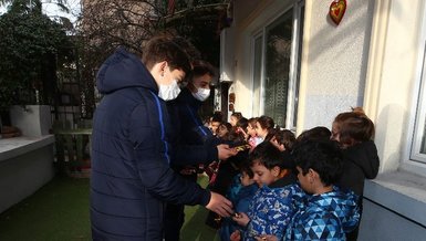 Fenerbahçeli futbolcular Ahmet Çalık anısına çocuklara çikolata dağıttı