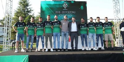 Sakaryaspor 9 futbolcuyu renklerine bağladı