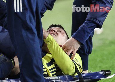 Son dakika spor haberleri:  Fenerbahçe - Antalyaspor maçında Mesut Özil sakatlandı! Mesut Özil sahayı böyle terk etti