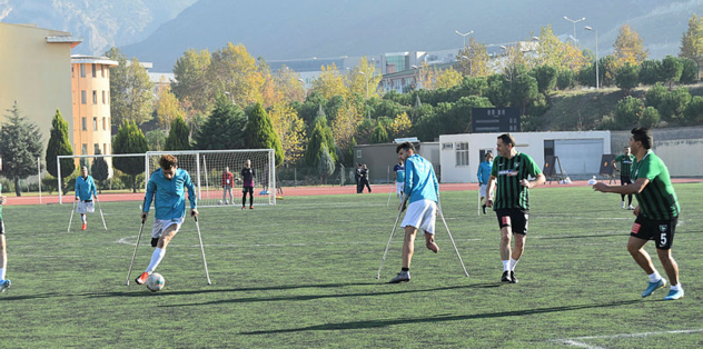 Denizlisporlu yöneticiler ampute futbol takımıyla maç yaptı