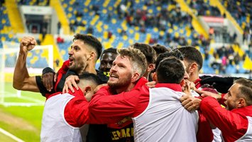 Göz-Göz yabancılarıyla gülüyor!