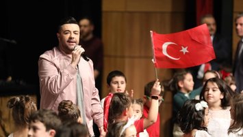 Samsun'da 23 Nisan etkinliği! Burak Kut sahneyi çocuklarla paylaştı