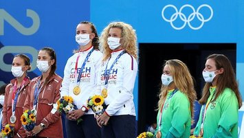 Teniste çift kadınlarda altın madalya Krejcikova - Siniakova ikilisinin!