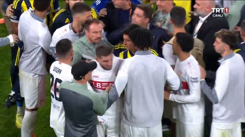 fenerbahce-stuttgart-macinin-sonunda-ortalik-karisti-iste-o-anlar-1761246322565.jpg