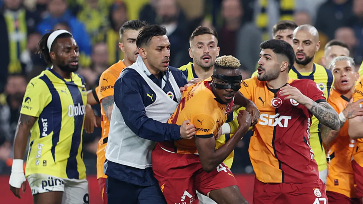 Fenerbahçe-Galatasaray maçında saha karıştı!