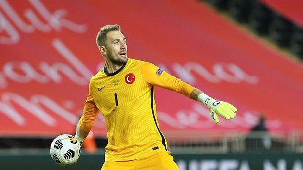 Galatasaray ile Beşiktaş yine transferde karşı karşıya! Bu kez Mert Günok...