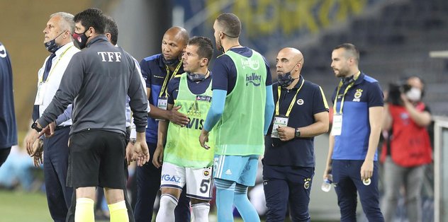Volkan Demirel Emre Belözoğlu'nu soyunma odasına böyle götürdü
