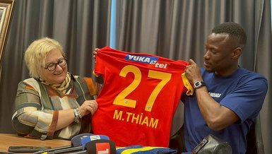 Kayserisporlu futbolcu Mame Thiam depremzedeler için imzalı formalarını bağışladı