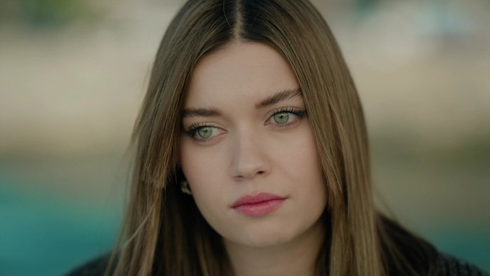 afra-saracoglu-kimdir-kac-yasinda-nereli-evli-mi-hayati-ve-kariyeri-1768298248728.jpg Afra Saraçoğlu hayatı ve kariyeri...