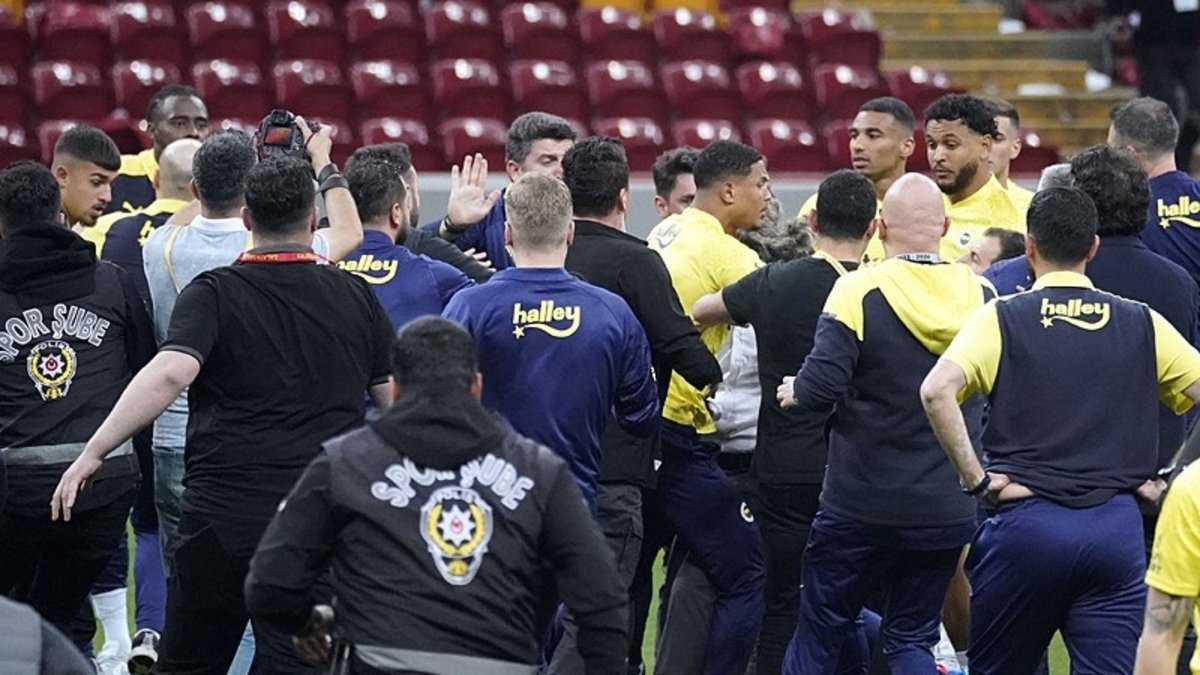 Olaylı Galatasaray - Fenerbahçe derbisine ilişkin davada Oosterwolde hakkında zorla getirme kararı Olaylı Galatasaray - Fenerbahçe derbisine ilişkin davada Oosterwolde hakkında zorla getirme kararı