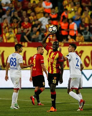 Göztepe taraftarından Demba Ba’ya şok tepki