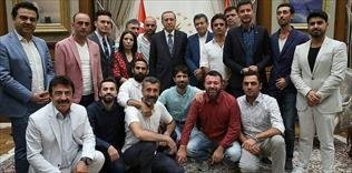 Ezan dinmez Bayrak inmez Vatan bölünmez