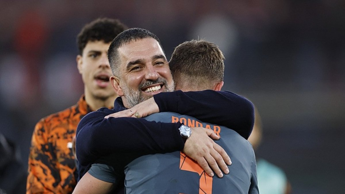 Arda Turan bir ilki başardı!