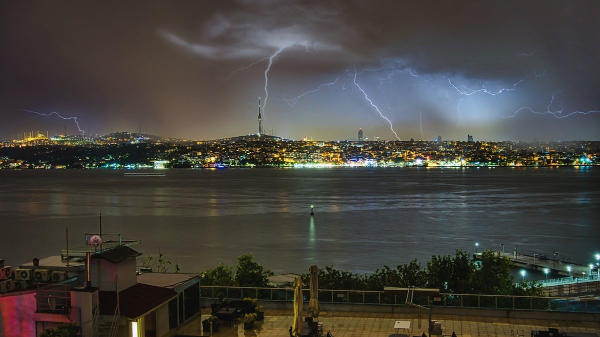 İstanbul’da sağanak öncesi kararan gökyüzü