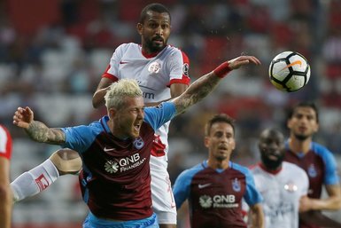 Antalyaspor-Trabzonspor mücadelesinden kareler