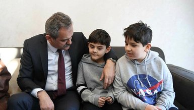 Bakan Özer’den çocuklara ziyaret