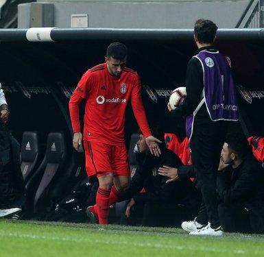 Beşiktaşlı futbolcu Oğuzhan Özyakup, Demet Özdemir’i unutamadı