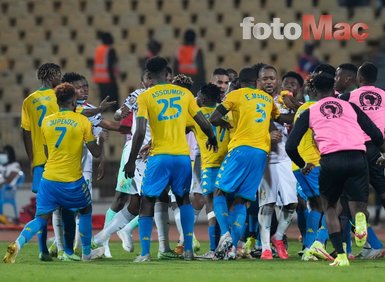 Tetteh ve Boupendza birbirine girdi! Afrika Uluslar Kupası’nda yumruklar havada uçuştu