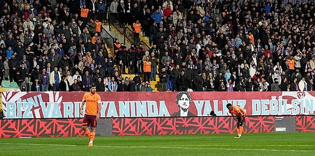 Tekke için pankart: Yalnız değilsin