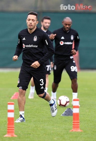 Beşiktaş’ta Adriano ile yollar ayrılıyor!