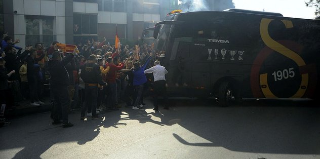 Galatasaray kafilesine coşkulu uğurlama (İZLEYİN)