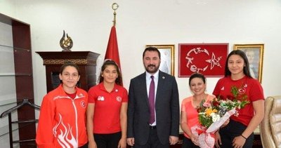 Balkan şampiyonu altın kızlara ödül