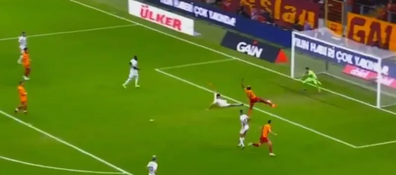 osimhen-galatasaray-formasiyla-ilk-gollerini-atti-1727541035469.jpg