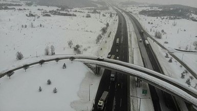 Kar İstanbul'u esir aldı! Mahmutbey'de yolda kalan araçlar havadan görüntülendi