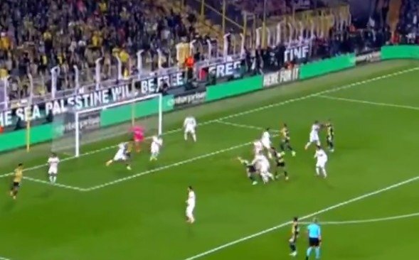 fenerbahce-stuttgart-macinda-penalti-karari-iste-o-pozisyon-1761241031486.jpeg